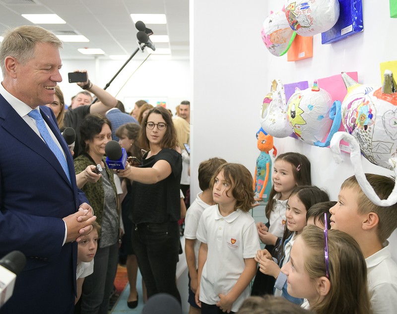 FOTO | Preşedintele Klaus Iohannis a primit cadou o pisică din materiale reciclabile, de la elevii şcolii "Step by Step"