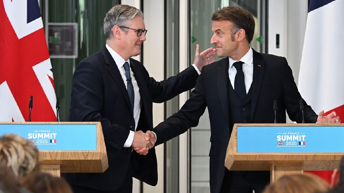 Prim-ministrul Sir Keir Starmer și președintele francez Emmanuel Macron în timpul unei conferințe de presă în cadrul unei vizite militare comune la Comandamentul Maritim Aliat.
