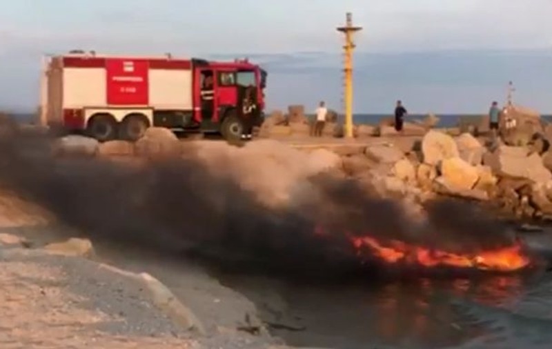 VIDEO | Incendiu în portul Eforie Nord. O șalupă a luat foc