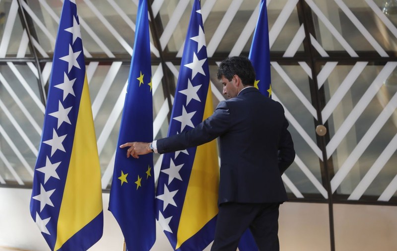 Bosnia și Herțegovina a primit oficial statutul de țară candidată la UE