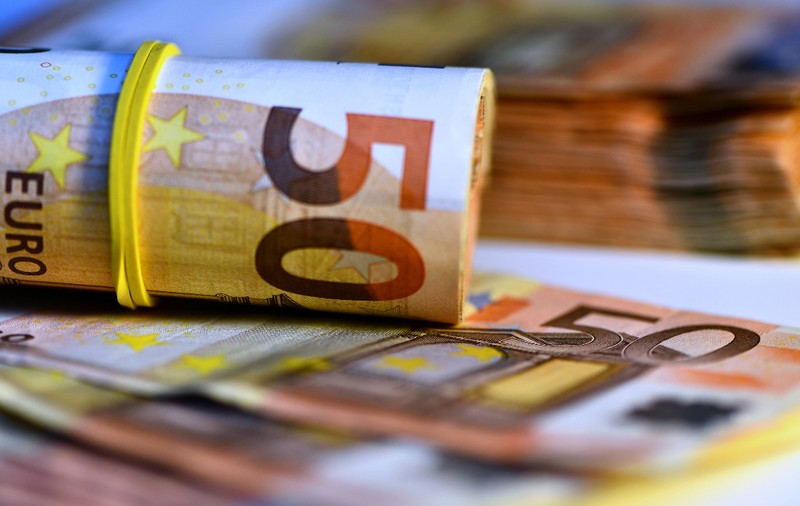 Un cuplu s-a trezit cu aproape 8.000 de euro în cont, virați de o companie de apă: „Să se bucure de bani”