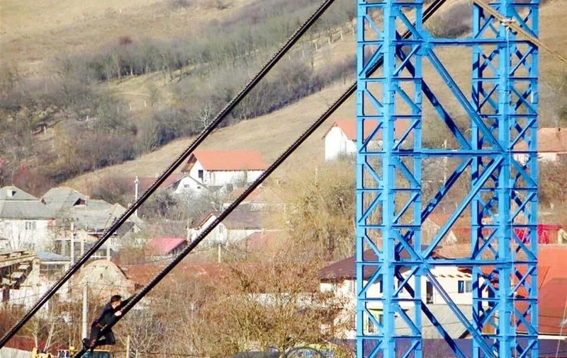 Spiderman de Cluj: Un tânăr s-a urcat pe cablurile unui pod din Dej