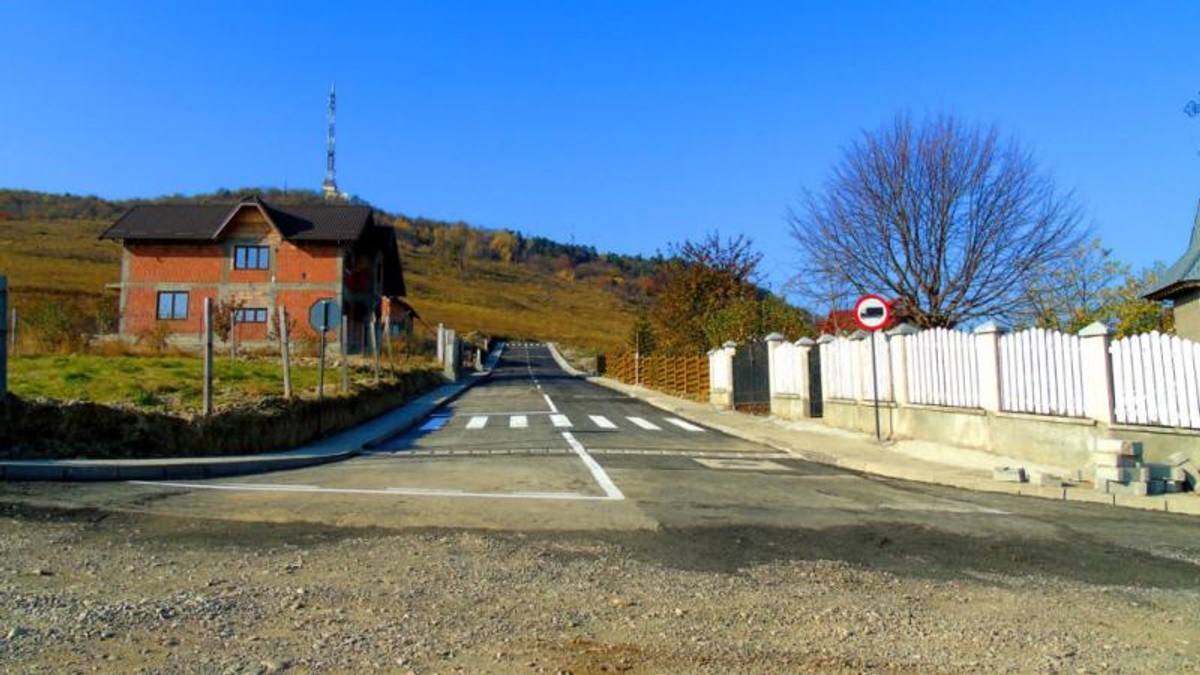 Euronews, despre strada asfaltată și marcată din Piatra Neamț care se termină brusc pe un deal. „România deschide un drum spre nicăieri”
