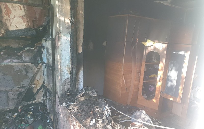 12 persoane evacuate dintr-un bloc din Galați, după un incendiu izbucnit de la o lumânare uitată aprinsă