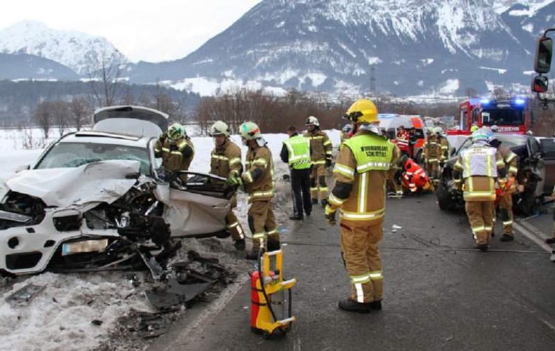 Familie de români implicată într-un grav accident în Austria. O femeie a murit, iar fata și soțul ei sunt în comă