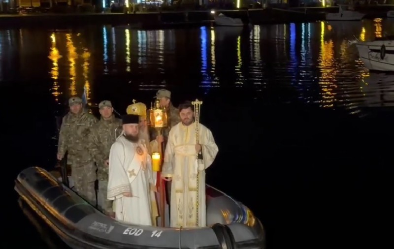 ÎPS Teodosie a adus Lumina Sfântă la Constanța din largul Mării Negre: „Să alungăm toată frica care a cuprins pe mulţi”