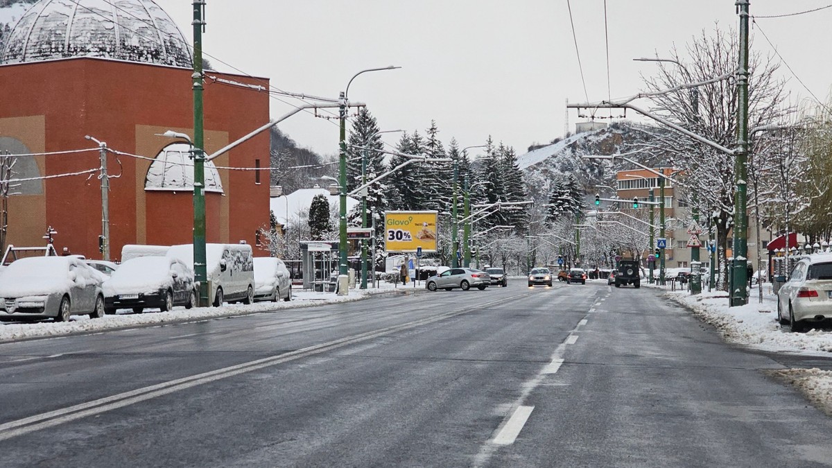 Imagine cu o stradă din Brașov, după ninsoare