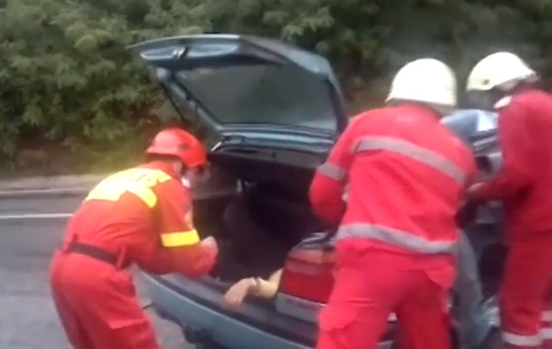 Accident rutier desprins din "Dosarele X"! Poliţistă din Mehedinţi, găsită în stare gravă, în portbagajul automobilului. La volan nu era nimeni | VIDEO
