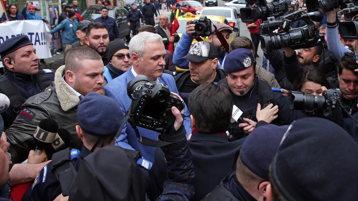 Liviu Dragnea, apărat la intrarea în sediul Înaltei Curți de Casație și Justiție de un bodyguard de la Romanian Security Systems