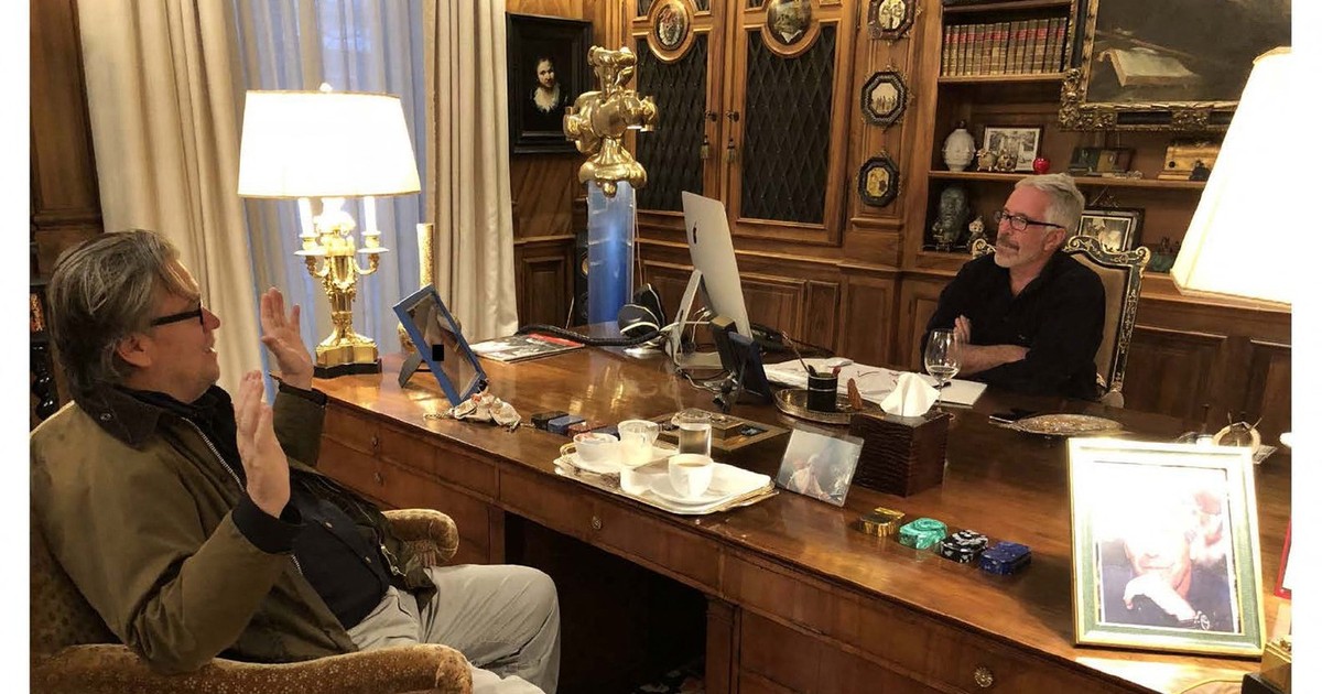 Steve Bannon (stânga), surprins în timp ce discută într-un birou cu Jeffrey Epstein (dreapta) Foto: Profimedia