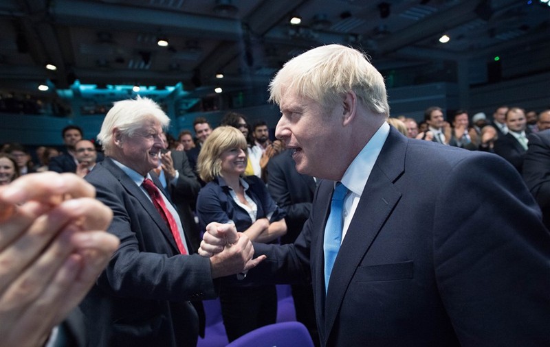 Boris Johnson l-a trecut pe tatăl său pe lista celor propuși pentru a primi titlul nobiliar de „Sir” înainte de a părăsi funcția, scrie presa britanică