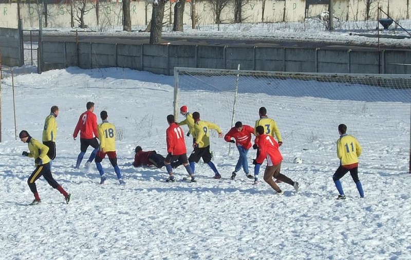 Antrenorul și-a chemat jucătorii la curățirea terenului! ”Hai afară, la zăpadă!”