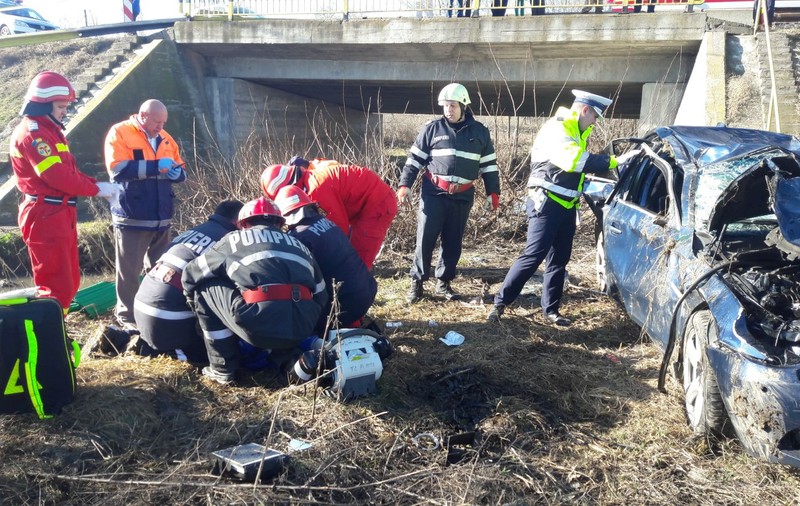 Accident grav pe DN22. Doi tineri au fost răniți