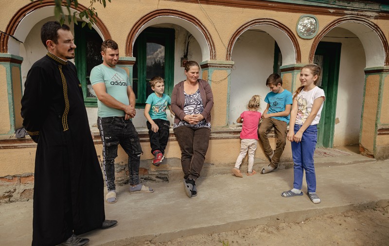 REPORTAJ. Noul proiect caritabil al părintelui Balaban: casă renovată pentru o familie cu patru copii, dintre care unul bolnav