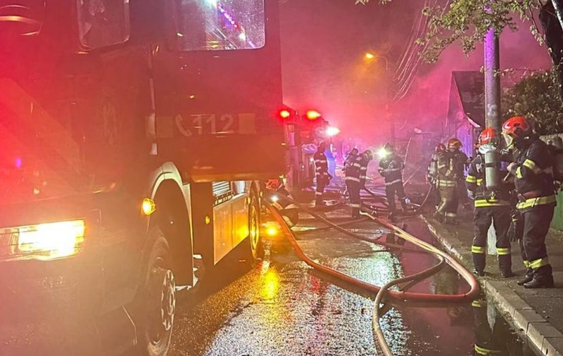 Incendiu violent în Bucureşti, la un grup de locuinţe din sectorul 3. 26 de persoane au fost evacuate