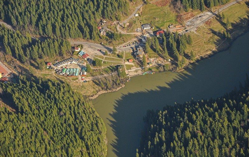 Pârâul Bicaz, poluat cu amoniac provenit de la o fabrică de ciment. Păstrăvii din cinci bazine au murit