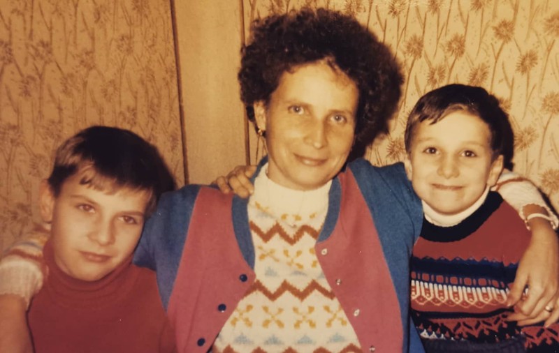 Imagine rară cu Dani Oțil, fratele lui și mama lor. „De câte mai ai timp?”