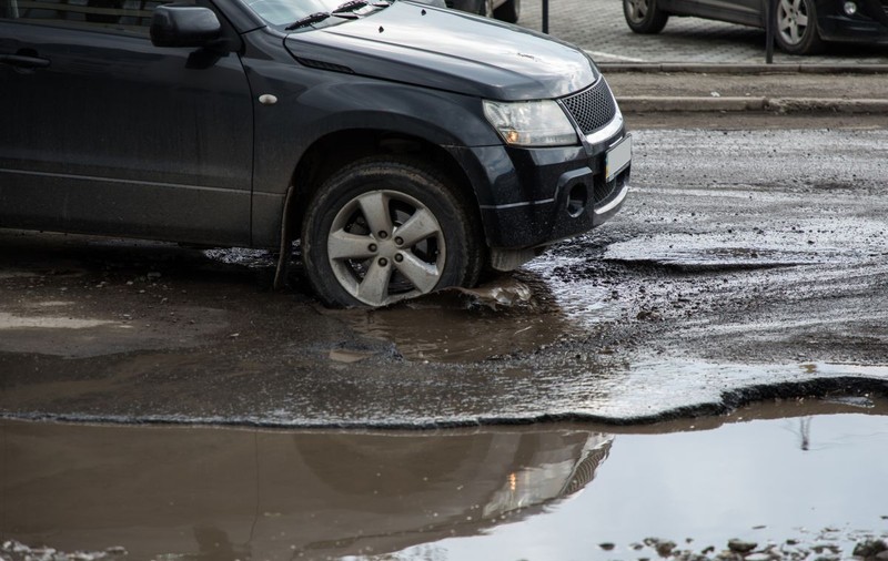 Cum să nu-ți faci praf mașina din cauza gropilor din asfalt