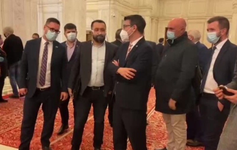 VIDEO - Doi deputați, la un pas de bătaie. Dan Tănasă (AUR), către un deputat USR: "Te bag în… Ești un zero barat. Aerul a devenit insalubru"