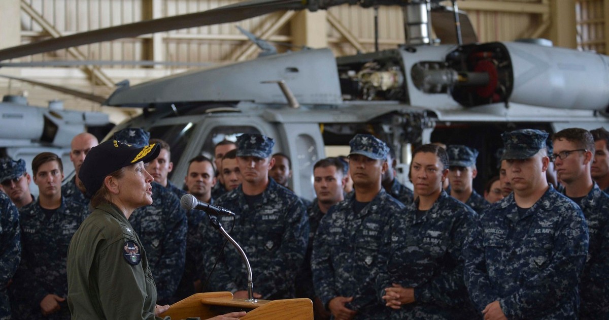 Viceamiralul Shoshana Chatfield ține un discurs în fața unor soldați americani, la baza militară din Guam Foto: Profimedia
