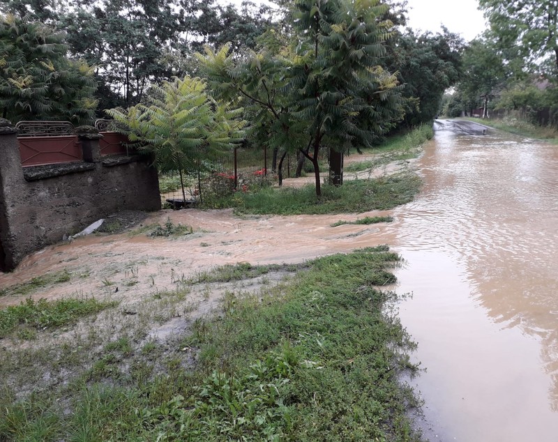 Mai multe gospodării din zona Făgărașului au fost inundate. Doi bolnavi au fost evacuați din case de către pompieri/ VIDEO&FOTO
