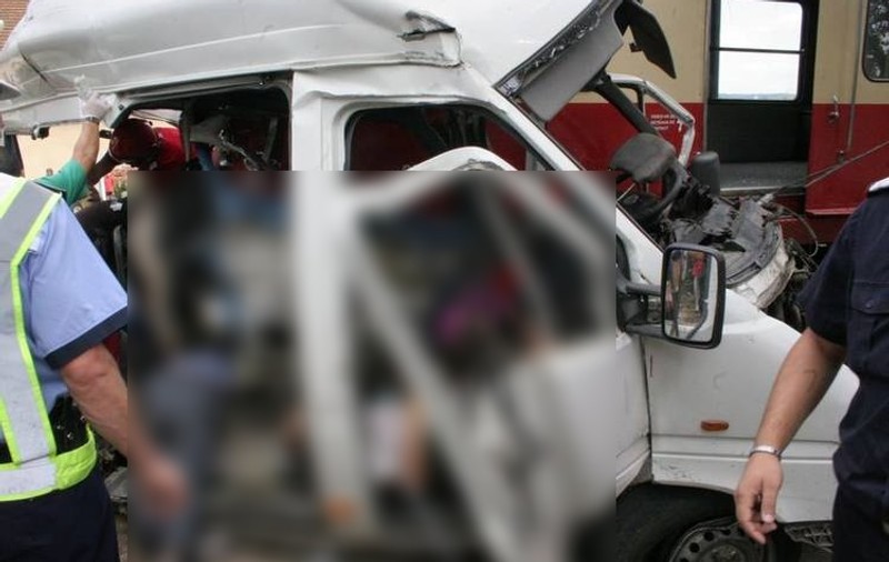ACCIDENT GRAV în Ialomiţa! Patru morţi şi 14 răniţi, după ce un microbuz s-a ciocnit cu un TIR