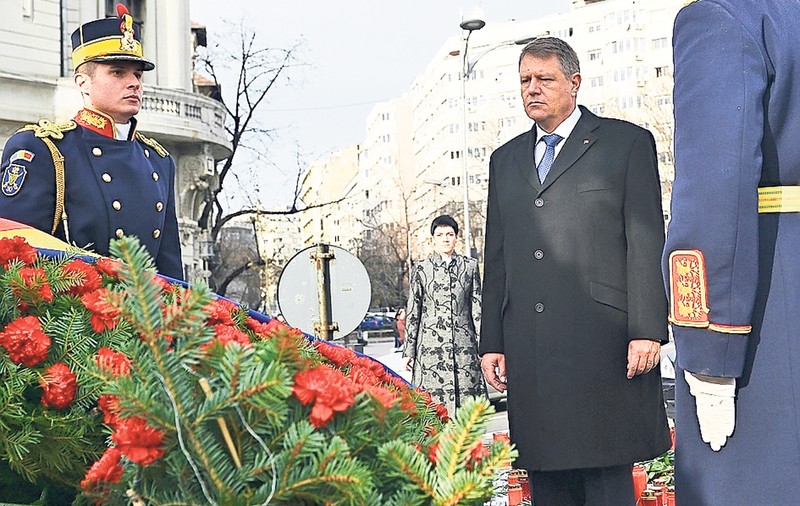 Ziua Armatei Române, sărbătorită în toată ţara. Depuneri de coroane în Parcul Carol din București