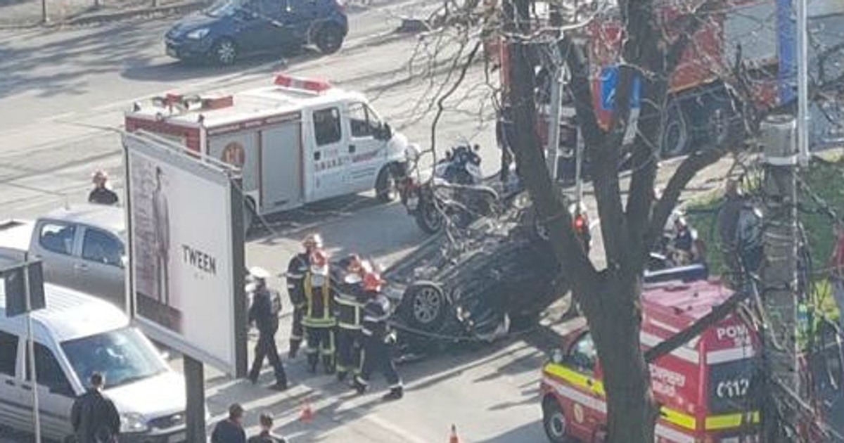 Mașină răsturnată pe strada Fabrica de Glucoză