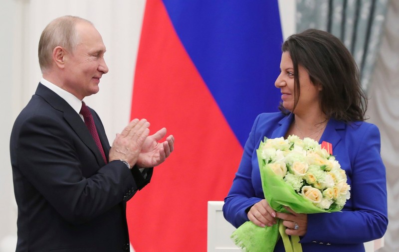 Influencerii pro-Trump finanțați din Rusia se declară victimele unei înșelătorii: „Putin este un ticălos”