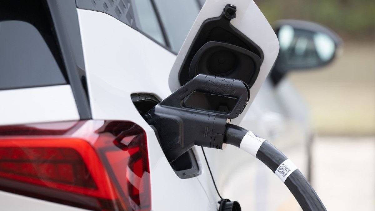 22 octombrie 2025, Saxonia, Klipphausen: Un cablu de încărcare este conectat la gura de alimentare a unui automobil electric într-un parc de încărcare al EnBW Energie Baden-Württemberg AG.