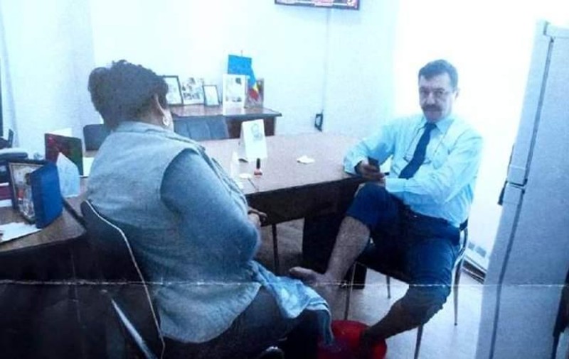 Directorul din Primăria Târgu-Jiu căruia i se făcea pedichiura la serviciu a fost concediat