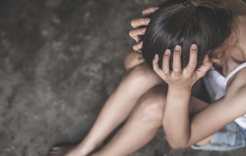 Adolescentă de 15 ani, violată de o familie din Otopeni, care a luat-o din staţia de autobuz. Cei doi inculpaţi, soţ şi soţie, sunt judecaţi în libertate