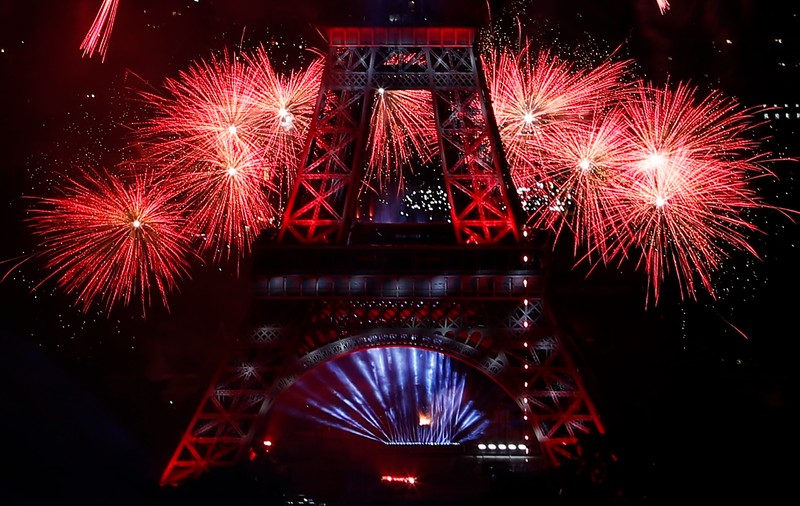 Panică la Paris! Turnul Eiffel a fost învăluit în fum, la scurt timp după atentatul din Nisa
