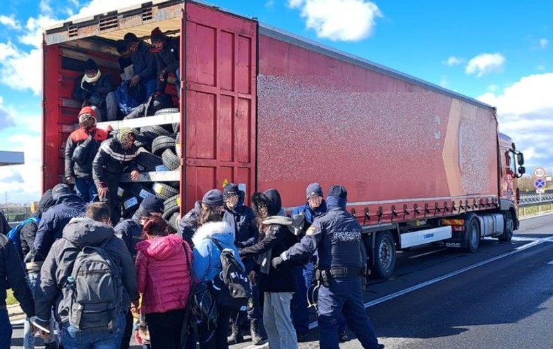 Șofer român de TIR prins cu 54 de migranți înghesuiți de-a valma între cauciucuri, în Ungaria. Migranții au fost trimiși înapoi în România