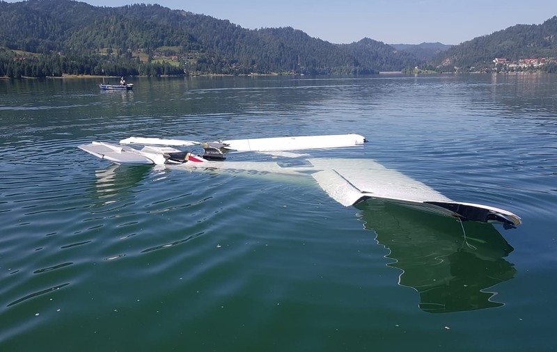 Un avion de mici dimensiuni cu doi oameni la bord s-a prăbușit în Lacul Colibiţa. Pilotul a murit