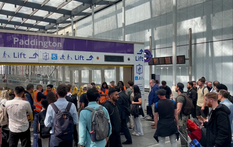 Pană de curent în Londra: circulația metrourilor s-a oprit complet minute bune și pasagerii au rămas blocați în tuneluri