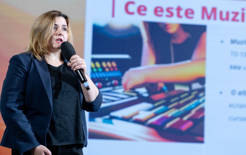 O profesoară din Iași a gândit un curs care te învață să compui muzică în opt luni. „Ne creștem generația de mâine”
