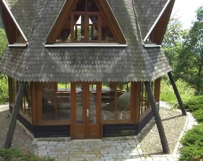 Cabana de vânătoare de la Dealul Negru a lui Ceaușescu a fost făcută scrum!