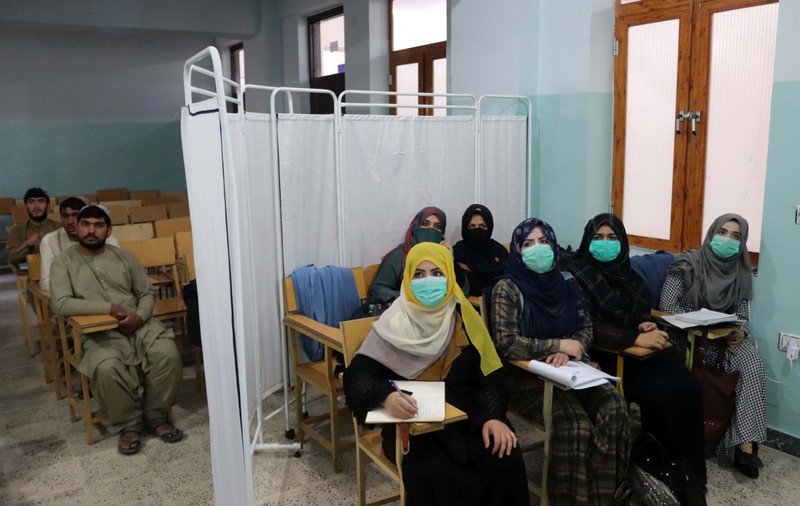 Talibanii anunță redeschiderea universităților după șase luni, dar nu și dacă fetele pot reveni la cursuri