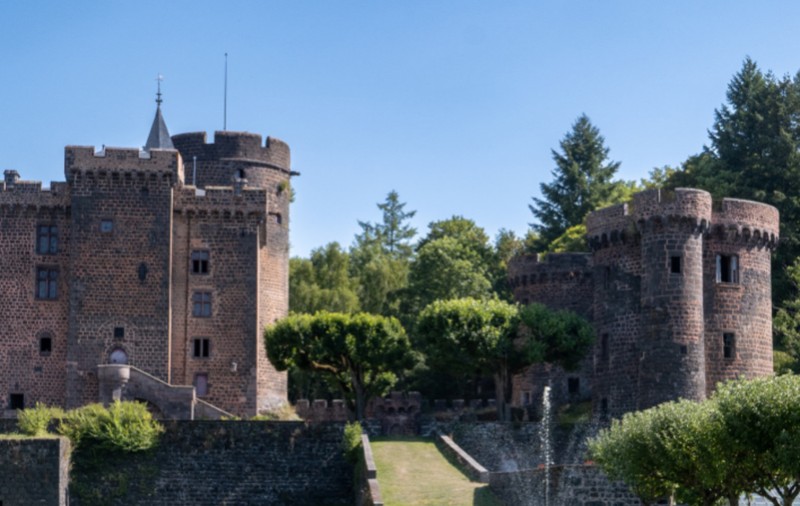 Moștenitoarea unui castel din Franța cere ajutorul oamenilor pentru a-l renova: „Nu pot face asta de una singură”