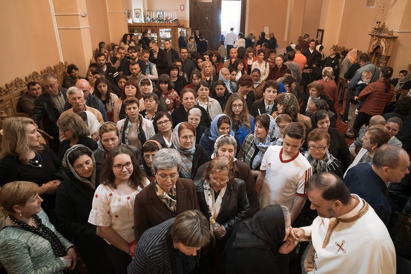 Preotul Nicolae Ioniță și enoriașii săi la slujba de duminică, Biserica Ortodoxă Română Sf. Nicolae, Castellón de la Plana. Biserica este locul în care românii vin nu doar ca să se roage, ci ca să se întâlnească cu ceilalți și să afle informații despre locuri de muncă sau despre probleme birocratice