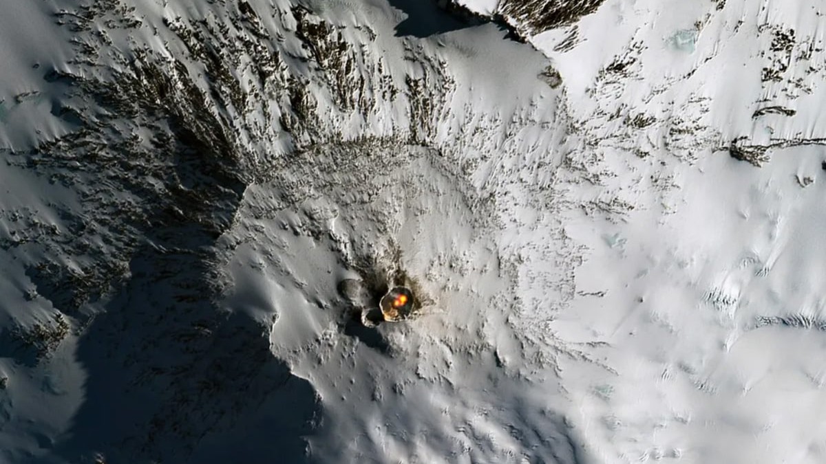 Imagine din satelit cu Vulcanul Erebus. Toată zona muntoasă este acoperită de zăpadă doar vulcanul scoate fum si lavă.