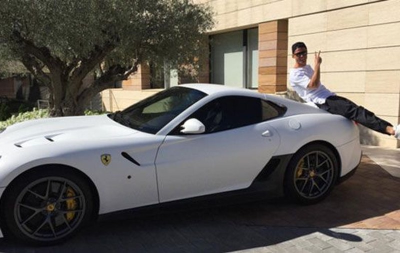 Cristiano Ronaldo și Floyd Mayweather se bat în bolizi de lux. Câți bani au dat pe mașini