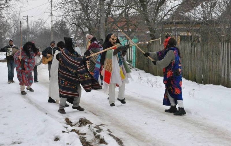Cele mai frumoase tradiţii şi obiceiuri de Crăciun. Oltenii vrăjesc focul în Ajunul Crăciunului ca să aibă un an mai bogat
