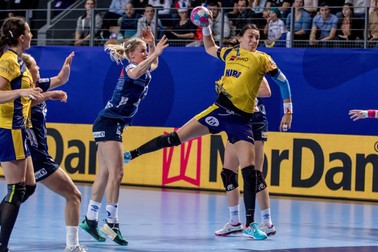 Cristina Neagu aruncă la poartă în partida contra Norvegiei, Grupa D, Campionatul European din Franța. Brest, 5 decembrie 2018. Sorin Pană / MEDIAFAX