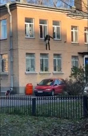 Suspectul a sărit de la etaj cu caloriferul de care era încătușat
