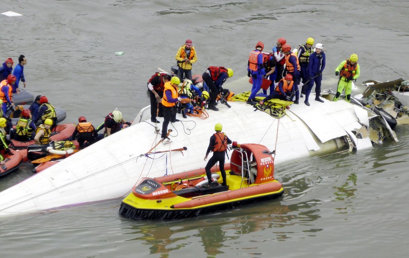TERIFIANT! Un avion cu 58 de persoane la bord s-a prăbuşit într-un râu. Iată momentul impactului! | VIDEO