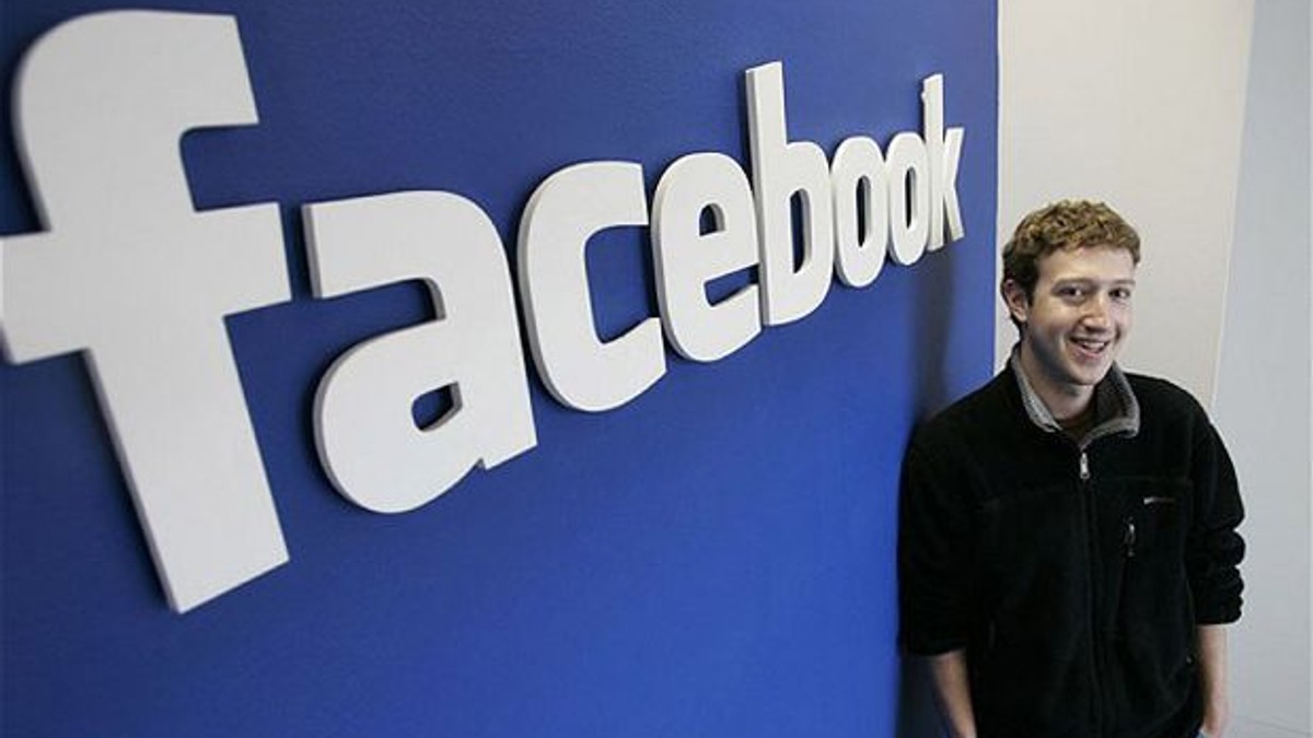 Facebook a realizat anul trecut un profit net de 15,9 miliarde de dolari. Mark Zuckerberg lăsându-se pe un perete albastru cu logo-ul Facebook