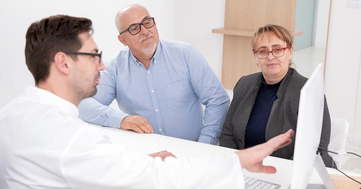 Medic neurolog, se afla in cabinet alaturi de 2 oameni, un barbat si o femeie, sot si sotie, asezati de cealata parte a biroului. Acesta le arata ceva pe calculator