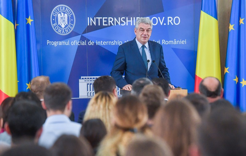 Premierul Tudose, către tinerii interni de la Guvern: Mergeți în ministere, sâcâiți-i, enervați-i iar la mijlocul Programului să ne vedem din nou